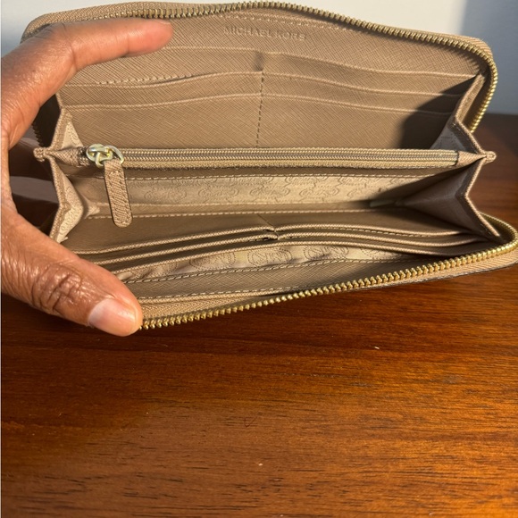 Michael Kors Wallet - Picture 4 of 7